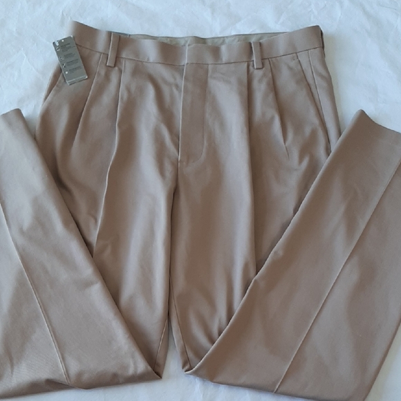 Dockers Men's 36 X 34 Khaki Pleated Classic Fit Pants - Picture 1 of 12